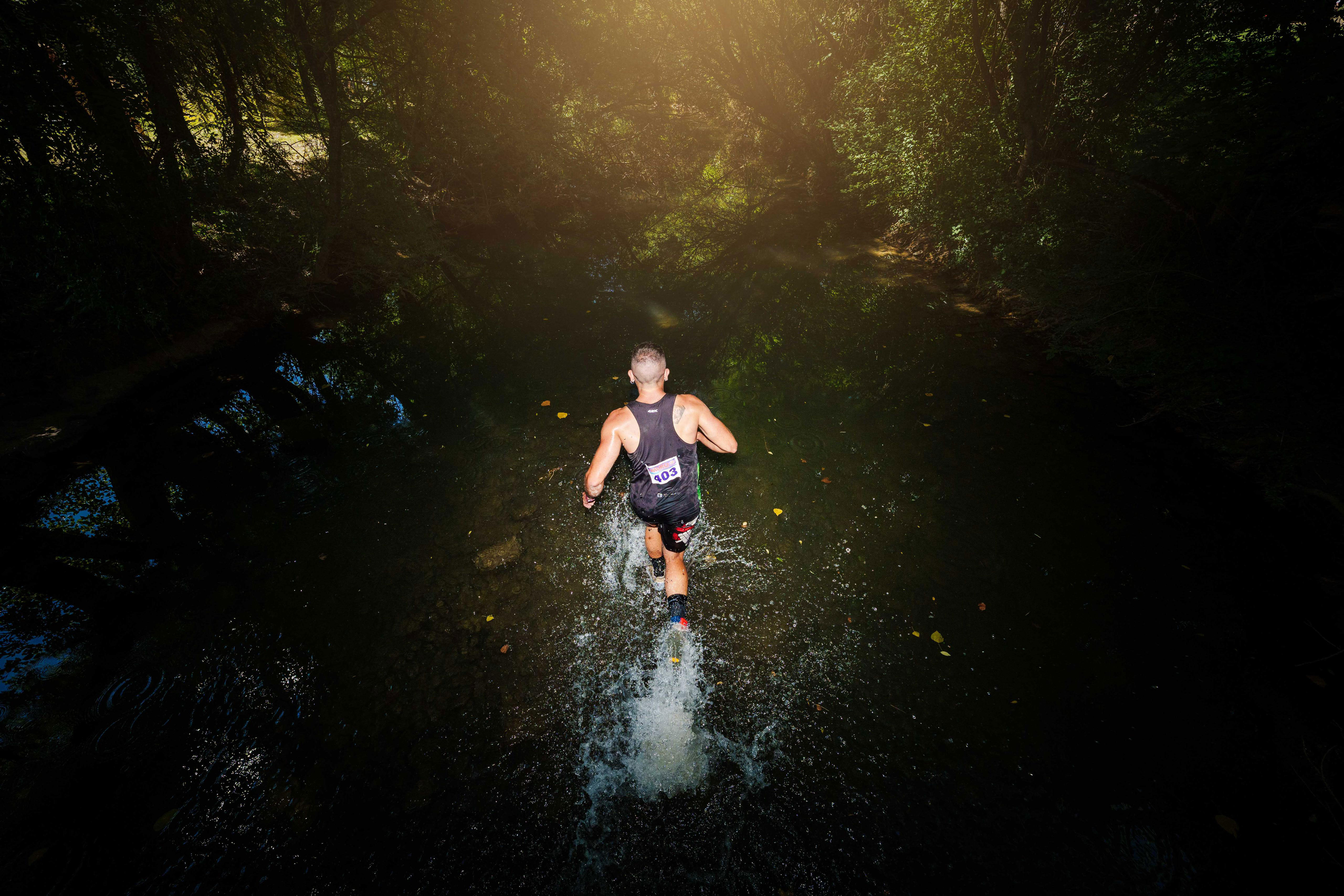 Los corredores deberán completar un recorrido de 1.600 metros superando obstáculos de fuerza, equilibrio y habilidad, además de avanzar por un terreno técnico con piedras sueltas, pequeños pasos de agua y continuos desniveles.