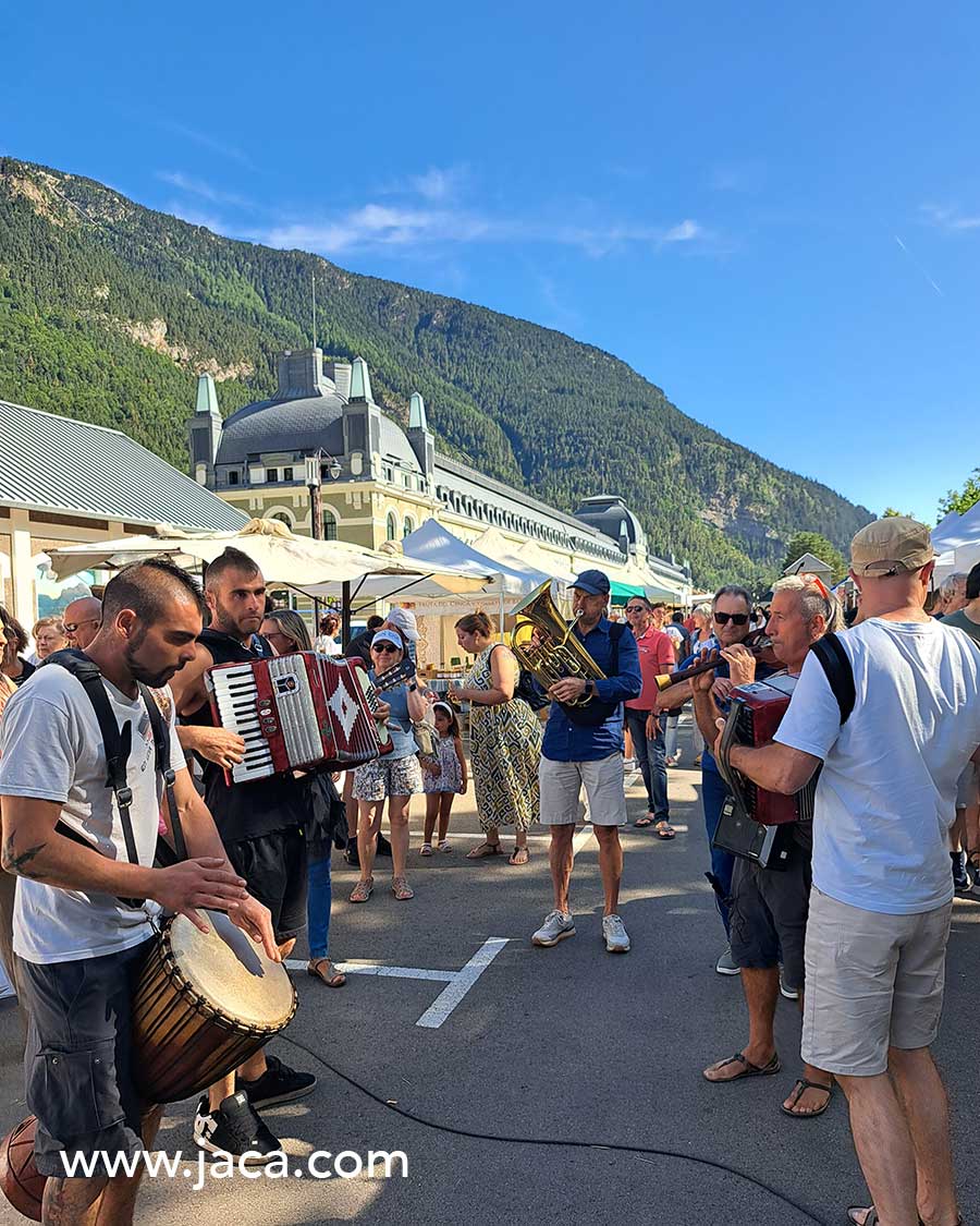 La batucada L’Étoile Métisse, de Pau, recorrerá por la mañana la explanada norte y el paseo de Canfranc Estación, antes de dar paso a los Músicos de La Solana.
