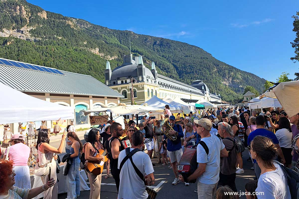 El queso vuelve a ser protagonista en Canfranc con cerca de 90 productores y artesanos de ambos lados del Pirineo