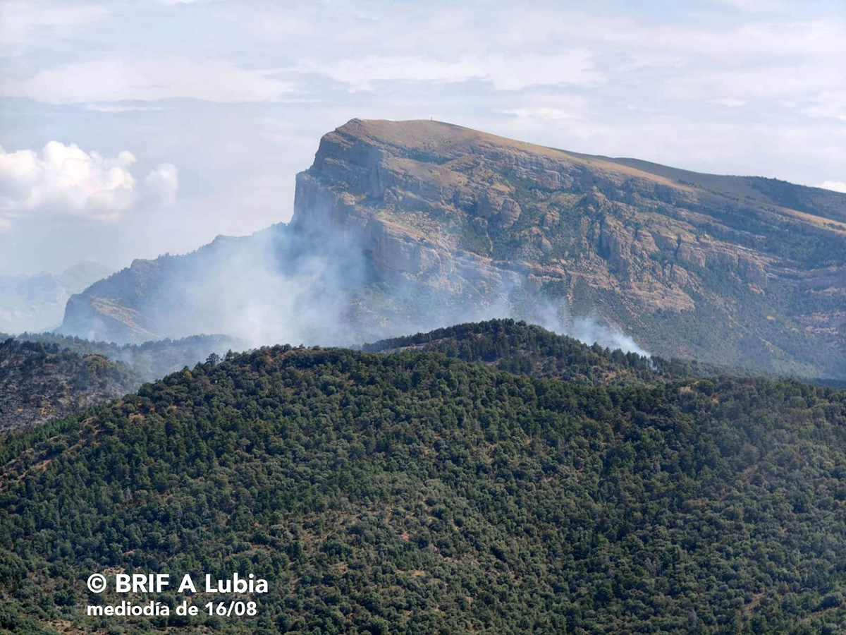 El incendio forestal de Las Peñas de Riglos afronta este miércoles, 19 de agosto, una situación mucho más favorable después de más de una semana de lucha contra un fuego que ha afectado de forma provisional a unas 17.500 hectáreas y que llegó a movilizar a un millar de efectivos y decenas de medios aéreos.
