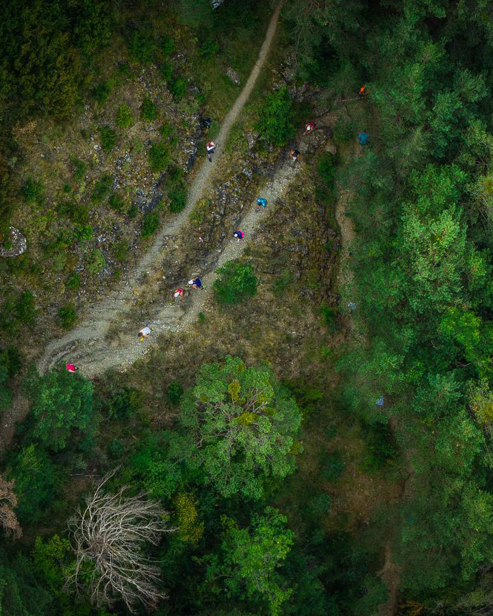 Villanúa volverá a correr este sábado. Lo hará por los senderos que conducen hasta la Fuente del Paco, como cada verano desde hace más de dos décadas, pero esta vez el dorsal tendrá un significado diferente ya que el dinero recaudado con las inscripciones de la XXI Subida a la Fuente del Paco se destinará a los pueblos afectados por el incendio de las Peñas de Riglos. 