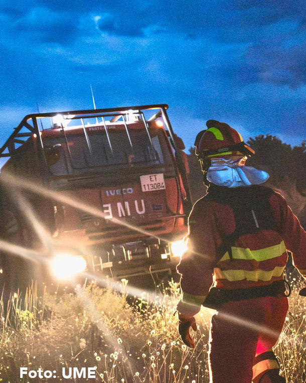 La lucha contra el incendio dejó, por desgracia, una víctima mortal. El domingo 16 de agosto falleció Javier García, miembro de la Unidad Militar de Emergencias en un accidente con una autobomba durante las labores de extinción.