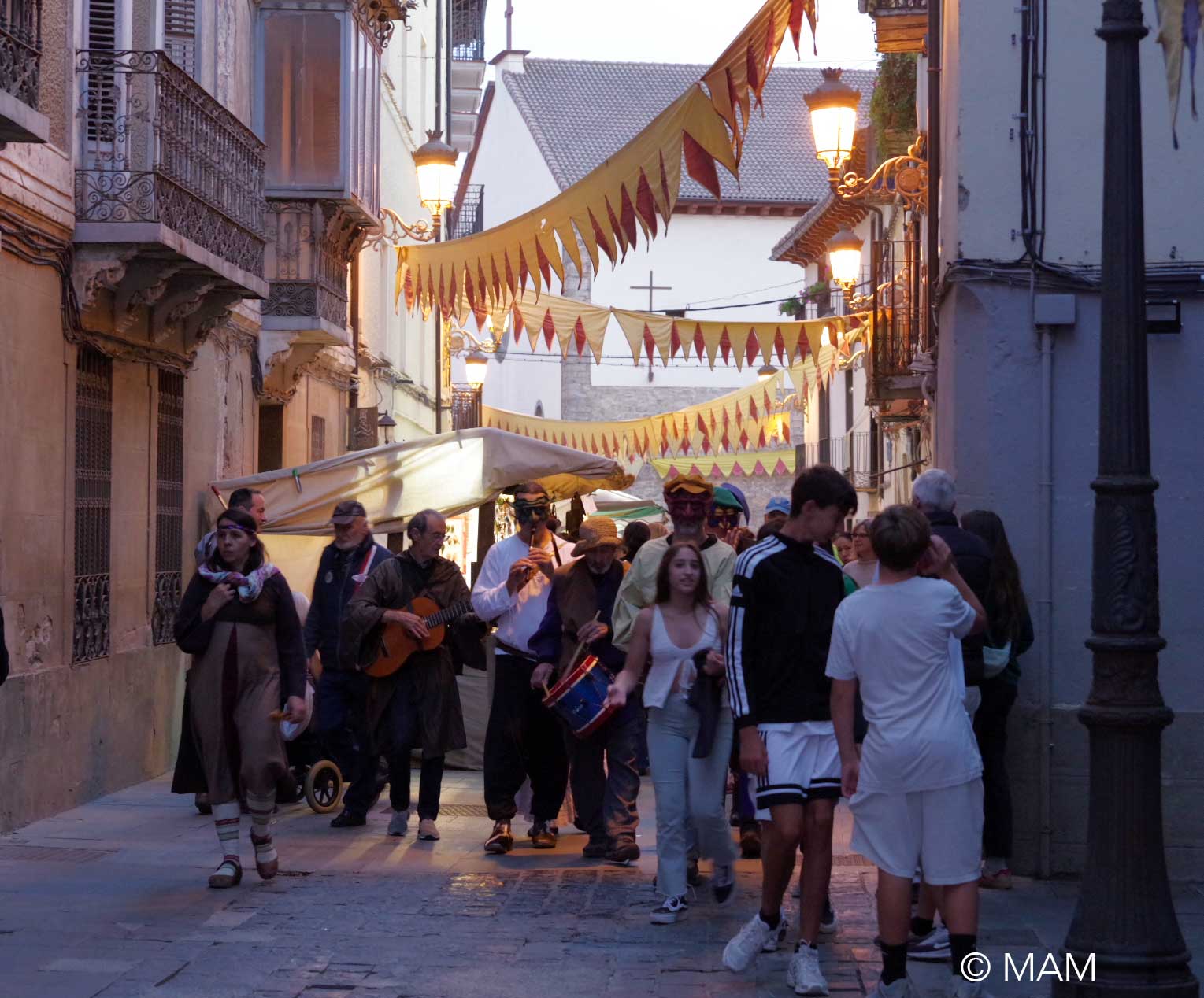 A lo largo de las tres jornadas habrá espectáculos infantiles, cuentacuentos, títeres, pasacalles, personajes itinerantes, música, circo, malabares y espectáculos de fuego. 