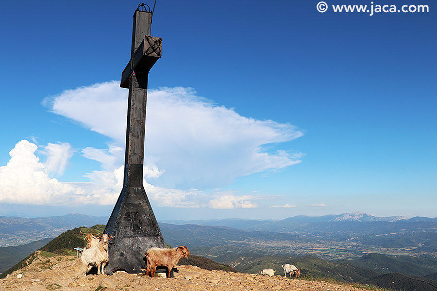 La Peña Oroel es una cumbre de relativa poca altitud, pero con mucha personalidad y muy familiar en Jaca por ser muy visible desde cualquier punto de la ciudad. Su cumbre dista, a vuelo de pájaro, sólo 5,5 km del centro de Jaca. Ver más...